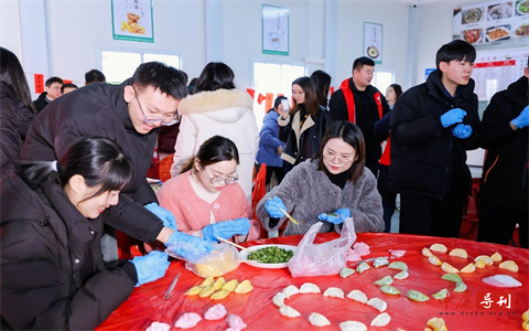 百人共聚饺子宴，送“福”迎“春”进工地