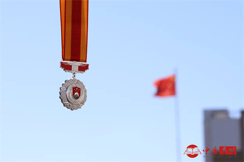 北疆戍边二十载，银章映初心